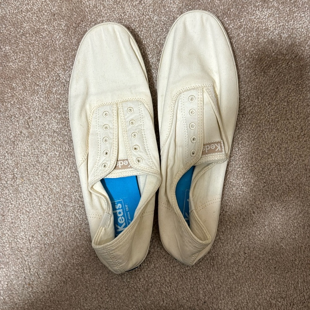 Men’s cream chillax size 11 keds.  Laceless slipons.